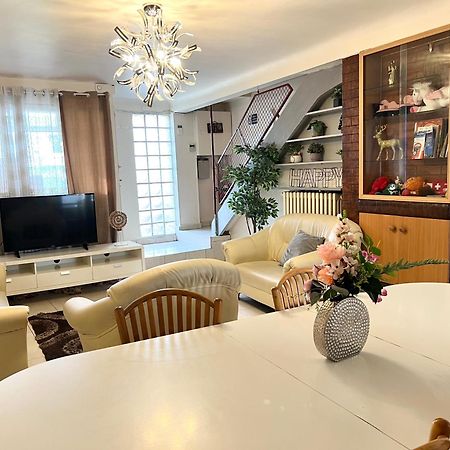 La Maison Est Situee En Face De La Gare Bondy Ngoại thất bức ảnh