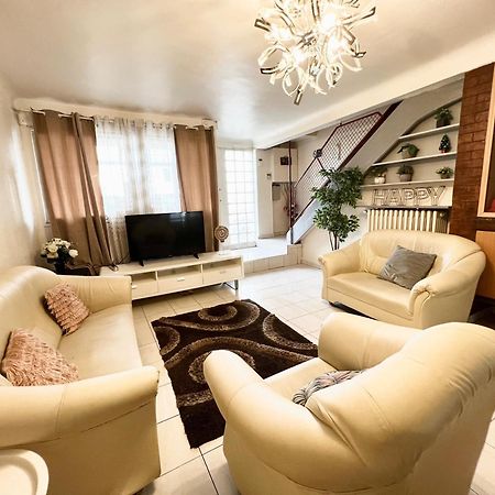 La Maison Est Situee En Face De La Gare Bondy Ngoại thất bức ảnh