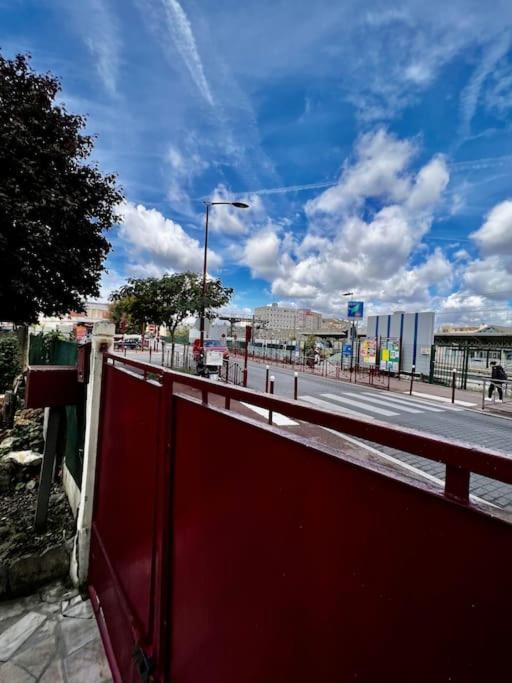 La Maison Est Situee En Face De La Gare Bondy Ngoại thất bức ảnh