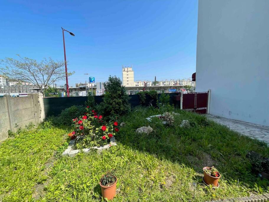 La Maison Est Situee En Face De La Gare Bondy Ngoại thất bức ảnh