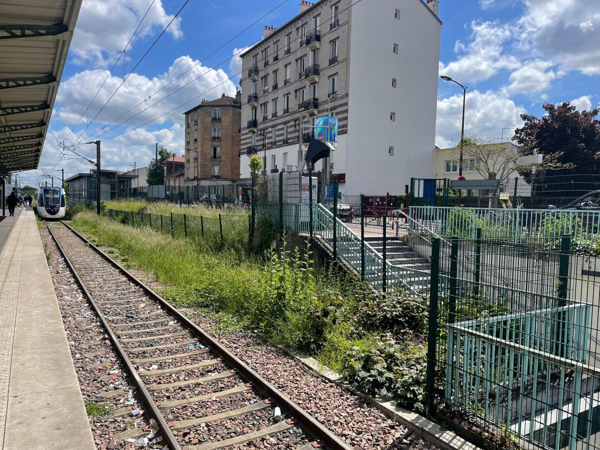 La Maison Est Situee En Face De La Gare Bondy Ngoại thất bức ảnh