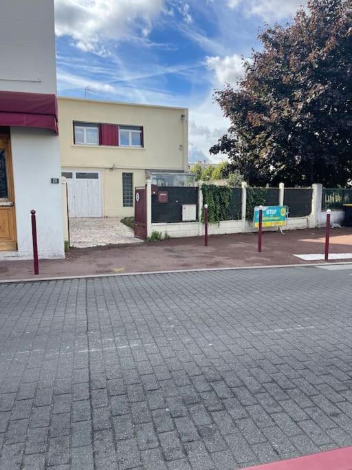La Maison Est Situee En Face De La Gare Bondy Ngoại thất bức ảnh