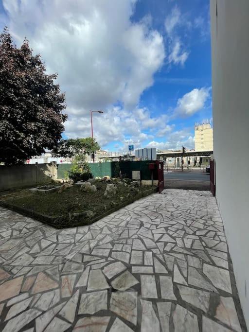 La Maison Est Situee En Face De La Gare Bondy Ngoại thất bức ảnh