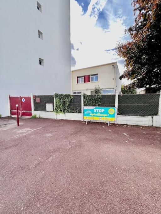 La Maison Est Situee En Face De La Gare Bondy Ngoại thất bức ảnh