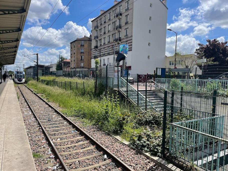 La Maison Est Situee En Face De La Gare Bondy Ngoại thất bức ảnh