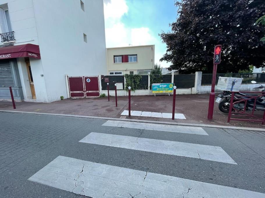 La Maison Est Situee En Face De La Gare Bondy Ngoại thất bức ảnh