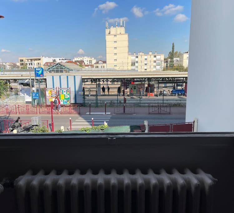 La Maison Est Situee En Face De La Gare Bondy Ngoại thất bức ảnh