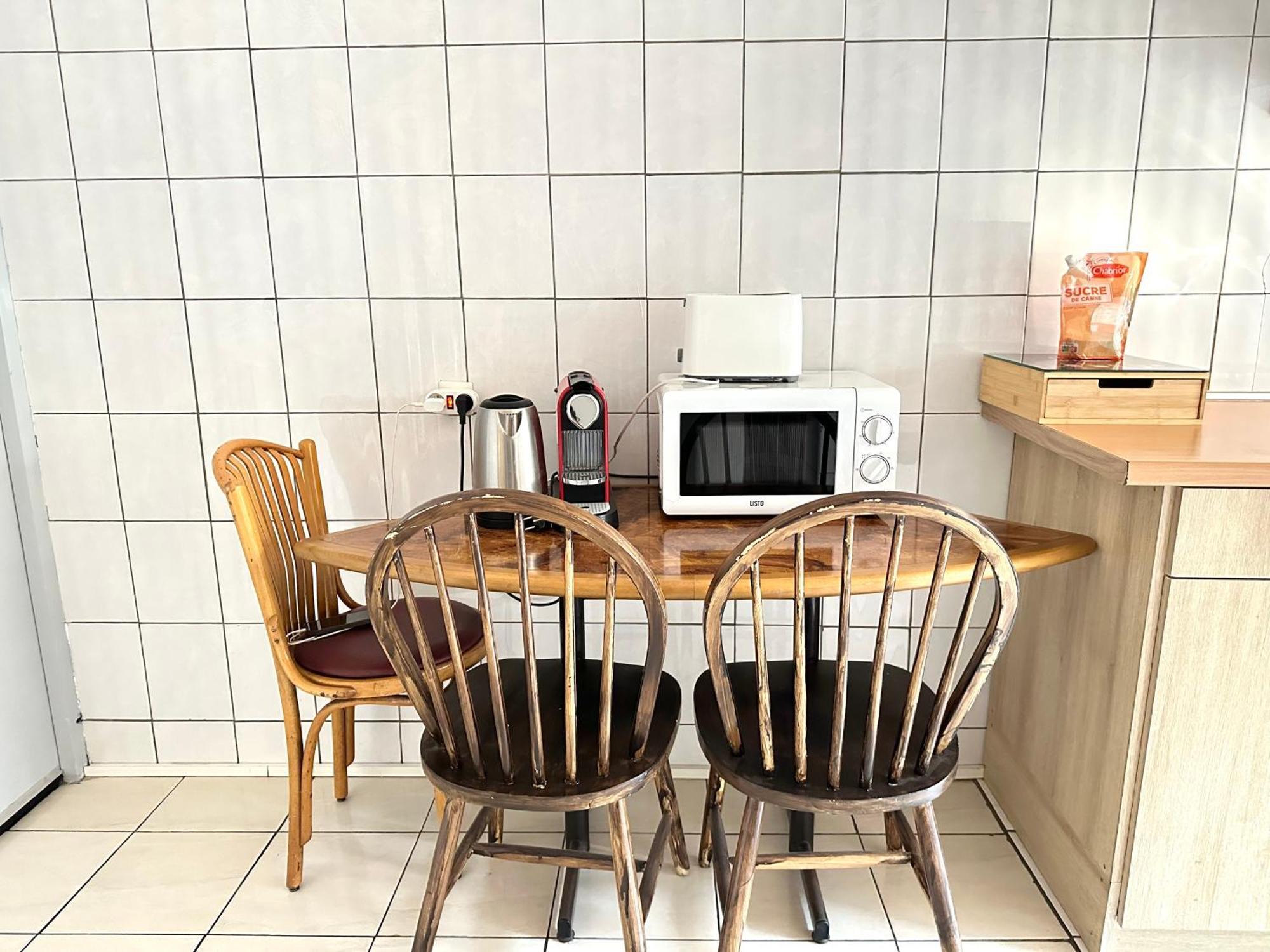 La Maison Est Situee En Face De La Gare Bondy Ngoại thất bức ảnh