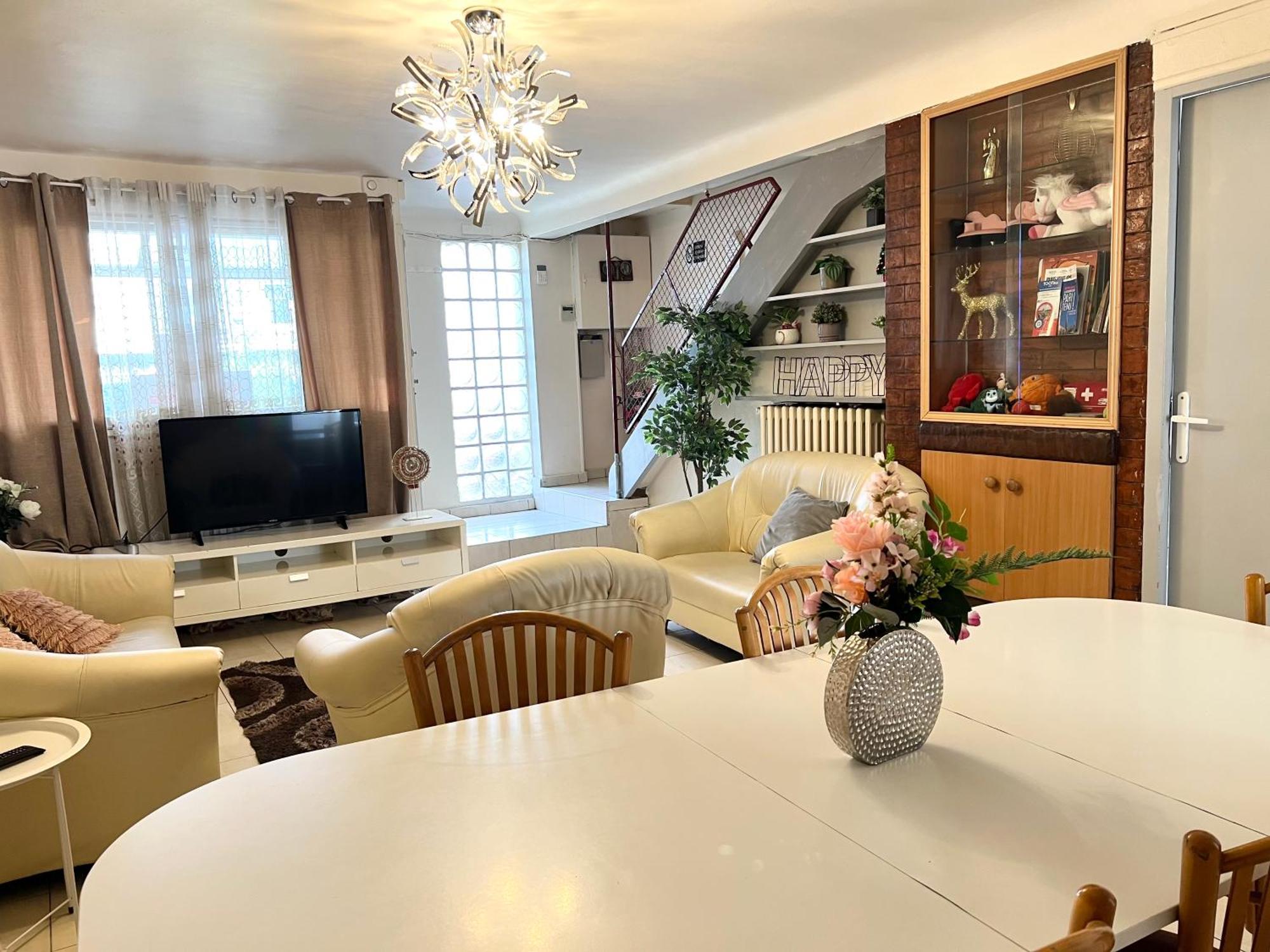 La Maison Est Situee En Face De La Gare Bondy Ngoại thất bức ảnh