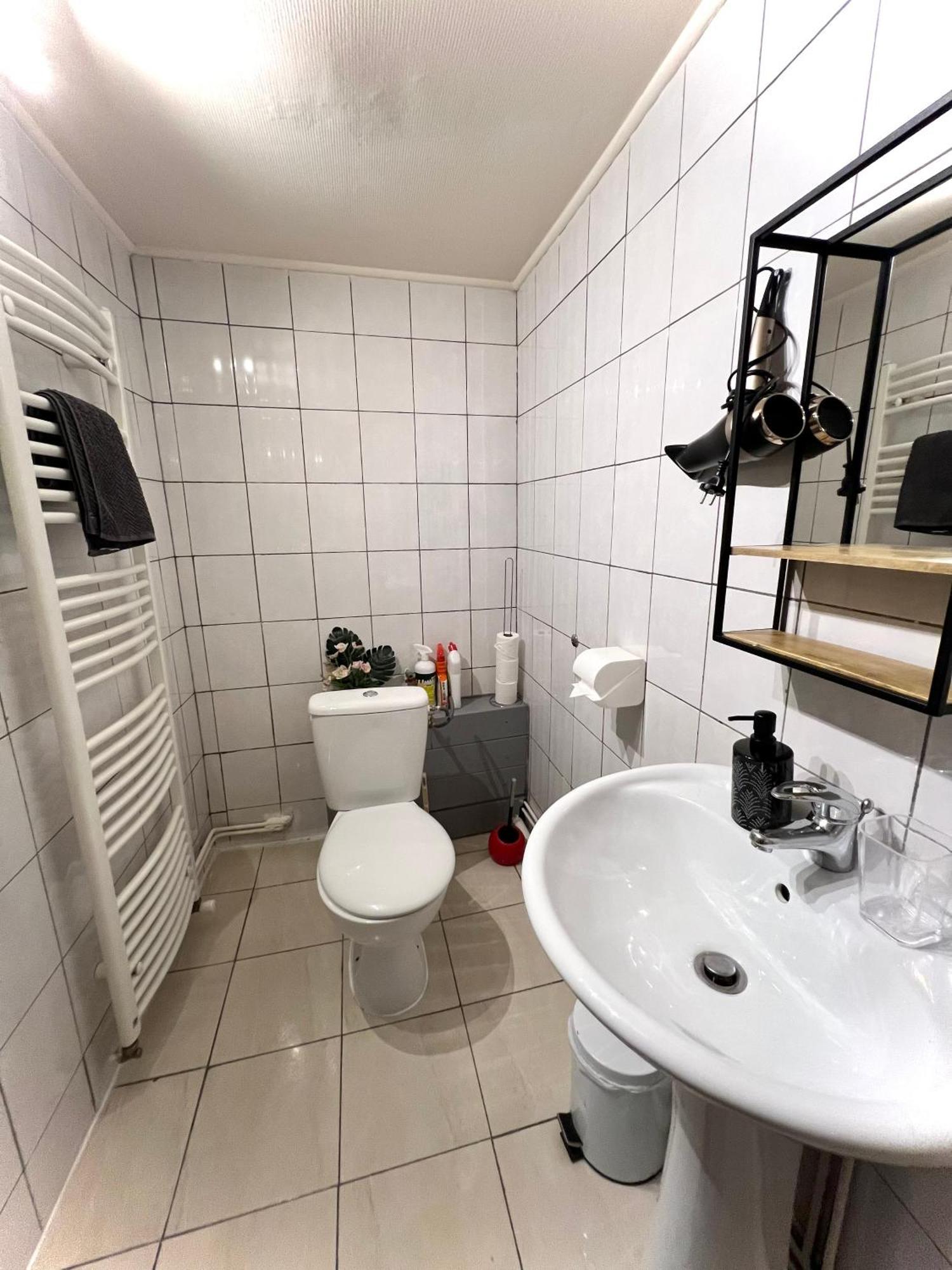 La Maison Est Situee En Face De La Gare Bondy Ngoại thất bức ảnh