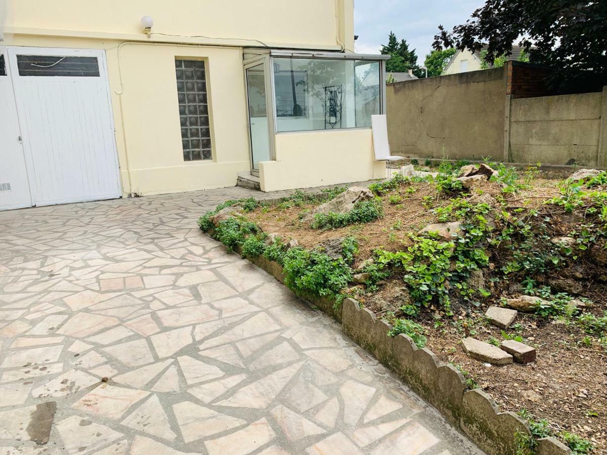 La Maison Est Situee En Face De La Gare Bondy Ngoại thất bức ảnh